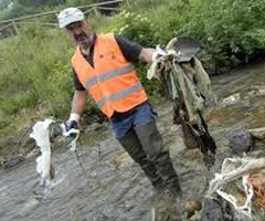 Los pescadores limpiarán hoy cinco kilómetros del tramo urbano del cauce del Riosa